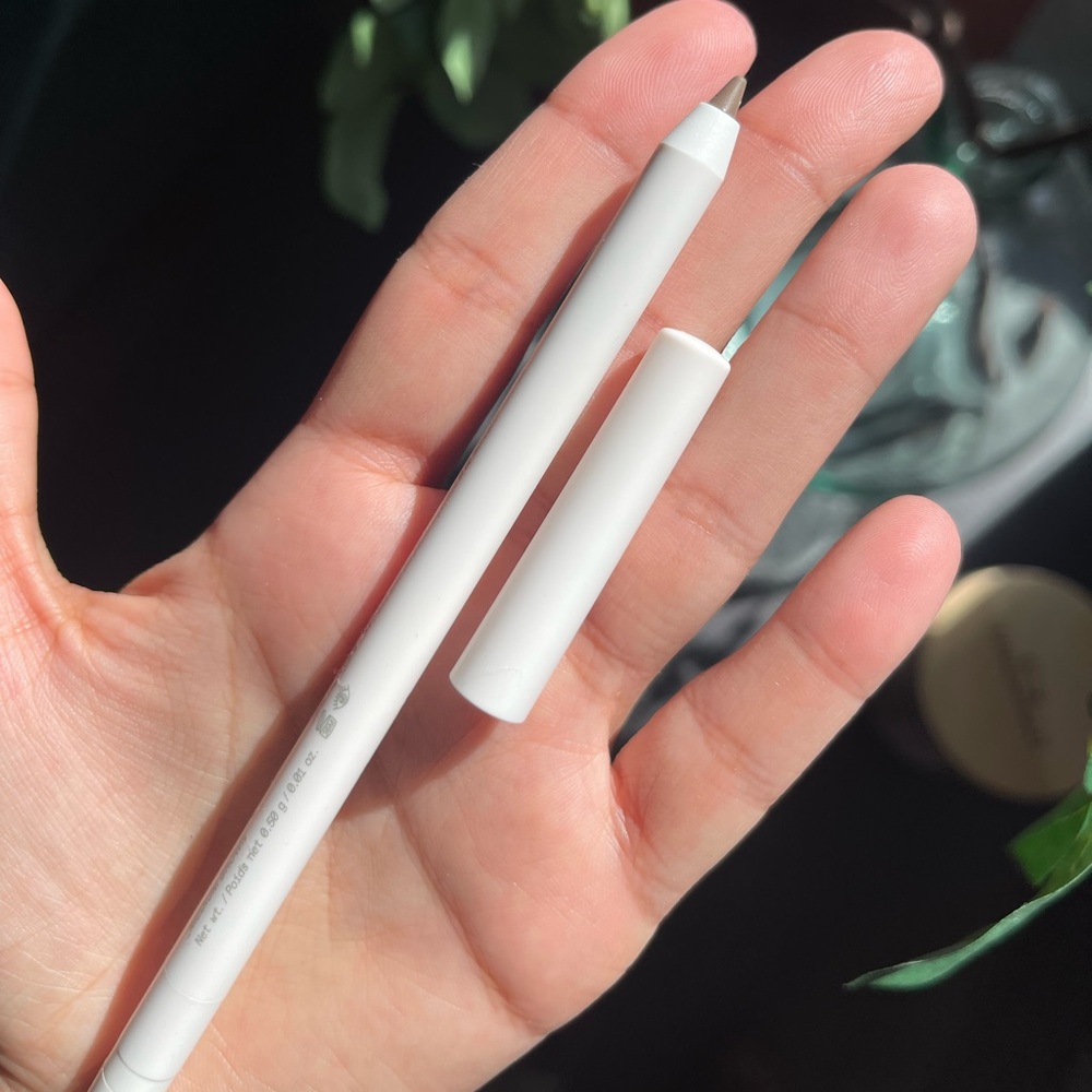 REM  Beauty space shape brow pencil.